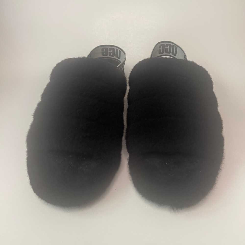 Ugg slipper size 9W.